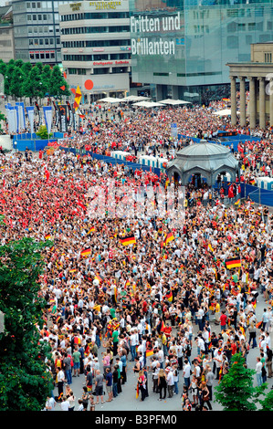 Le championnat d'Europe de Football UEFA 2008, la consultation du public, place Schlossplatz, sur la droite de l'image la Banque D'Images