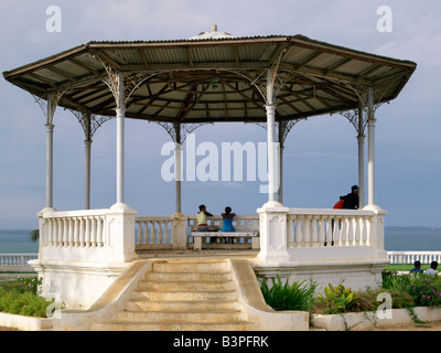 Le nord de Madagascar, le pavillon de musique militaire désaffecté ou kiosque à Antsiranana (ex-Diego Suarez). Il est à côté d'un ancien militaire français, l'hôtel qui a été libéré par l'armée française entre 1972 et 1974, puis gravement endommagée par un cyclone en 1984. Il n'a jamais été reconstruite. Banque D'Images