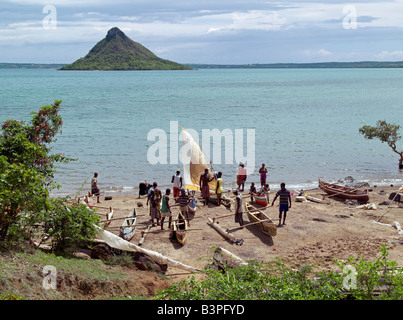 Le nord de Madagascar, les bateaux de pêche malgache s'échouer dans la grande baie protégée d'Antsiranana, plus communément connu sous le nom de Diego après le capitaine portugais, Diego Suarez, qui a navigué il y en 1543. Antsiranana signifie 'port' dans la langue malgache.Diego le port en eau profonde entourée de collines est d'une importance stratégique à Madagascar. Les petits, les île de la baie est sacré pour la population locale ; personne n'est autorisé à mettre les pieds là-bas. Banque D'Images