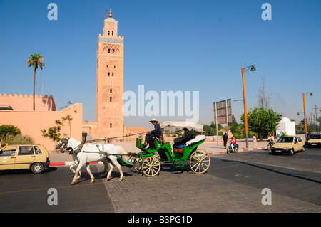 La calèche devant l'Koutoubiya-Mosque de 1158 avec le seul terminé minaret de la période, Almohaden Marrake Banque D'Images