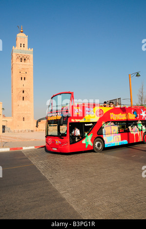 Double decker bus en face de l'Koutoubiya-Mosque, Marrakech, Maroc, Afrique Banque D'Images