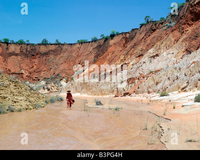 Le nord de Madagascar, une dame visiteur marche dans un ravin d'anciennes formations rocheuses à Irodo, au sud-est d'Antsiranana (Diego Suarez). Les pinacles d'une netteté impressionnante de grès karstiques, connu à Madagascar comme tsingy, sont une caractéristique de ce ravin.Tsingy est un mot malgache qui signifie "marcher sur la pointe des pieds". Banque D'Images