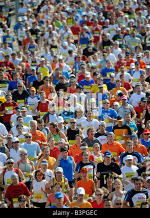 Départ en masse à la Demi-marathon, Stuttgart, Bade-Wurtemberg, Allemagne, Europe, 22.06.2008 Banque D'Images