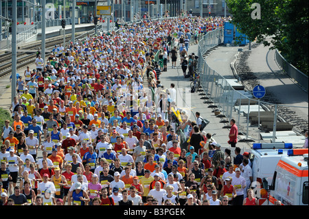 Départ en masse à la Demi-marathon sur Koenig-Karls-Bruecke bridge, Stuttgart, Bade-Wurtemberg, Allemagne, Europe, 22.06.2008 Banque D'Images