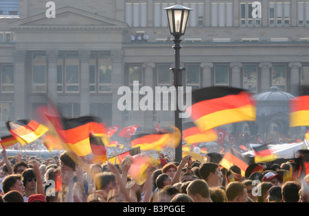 Soccer fans célébrer l'équipe nationale de football allemande avec une mer de drapeaux sur la place Schlossplatz, Stuttgart, Baden-Wuerttembe Banque D'Images