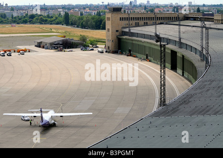 Une partie de l'édifice de l'aéroport et l'aire de trafic à l'aéroport de Berlin Tempelhof, Berlin, Germany, Europe Banque D'Images