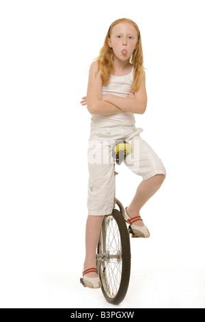 8-year-old fille rousse assise sur son monocycle et convertible Banque D'Images