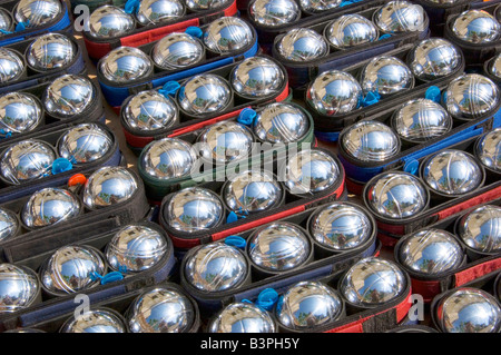 Boules de pétanque sur un marché en Provence, France, Europe Banque D'Images