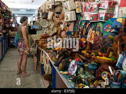 Une offre d'achat pour l'artisanat local dans le marché, Castries, St Lucia, "West Indies' Caraïbes Banque D'Images