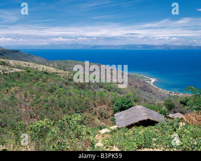 Au Malawi, une ferme de champignons. Un touriste observe les pluies lointain à l'aube, donnant sur le lac Malawi, à Mushroom Farm camping. (MR) Banque D'Images