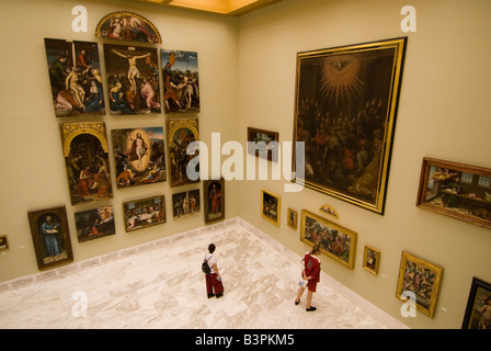 Les gens observant collection permanente. Musée des Beaux Arts Musée de Belles Artes de Valence Espagne Banque D'Images