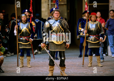 Course de chevaux Palio historique, leader, Duce représentant la Contrada di Nicchio, District de coquillage, Piazza di Prefettura, Sienne Banque D'Images