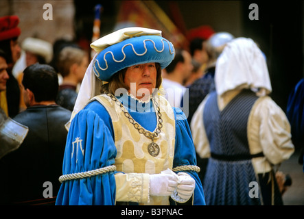 Course de chevaux Palio historique, chef représentant la Contrada di Onda, District de l'onde, Piazza di Prefettura, Sienne, Toscane, Italie Banque D'Images