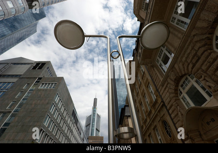 Lumière de rue et façades de bâtiments à plusieurs étages avec Kaiserstrasse, Commerzbank Tower, gratte-ciel -Gallileo, Frankfurt/Main Banque D'Images