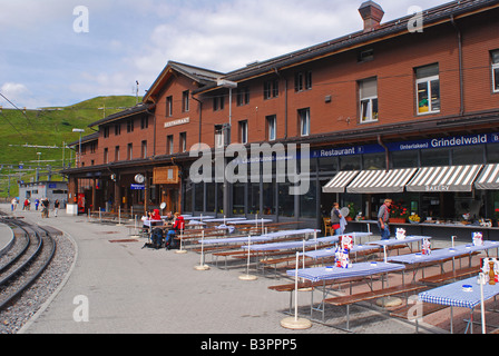 La gare de Kleine Scheidegg et le restaurant Jungfrau Region Suisse Banque D'Images