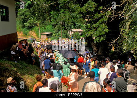 Tobago Heritage Festival Moriah village Old Time marches procession de mariage dans les rues les femmes dans des robes colorées Banque D'Images