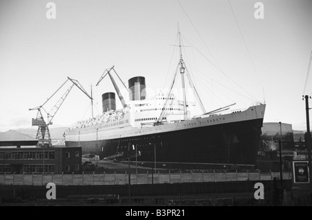 Liner Cunard Queen Elizabeth à Greenock en cale sèche à Mars 1966 Banque D'Images