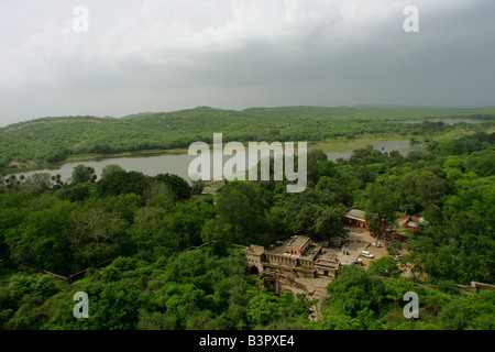 Une vue du dessus du parc national de Ranthambore et un fort, le Rajasthan en Inde. Banque D'Images