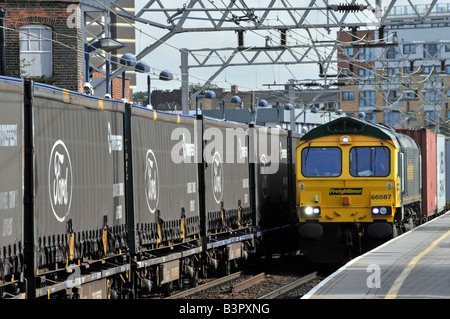 East London Stratford conteneurs sur Ford deuxième locomotive train de marchandises et conteneurs train approchant Banque D'Images