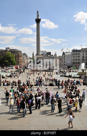 Ciel bleu ensoleillé jour d'été pour les touristes de tourisme de l'emblématique Trafalgar Square et historique colonne de Nelsons et fontaines Londres Angleterre Royaume-Uni Banque D'Images