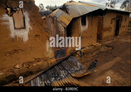 Les conflits ethniques DU BURUNDI", Nov 1993. Maison A BRÛLÉ PRÈS DE BUSONI Banque D'Images