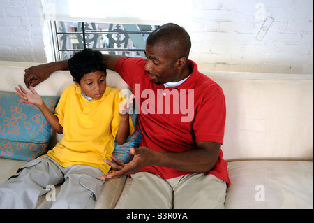 African American father and son avoir une conversation difficile Banque D'Images