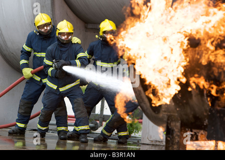 Les pompiers lutter contre un incendie sur la plate-forme de formation à l'Aéroport Robin Hood Doncaster Sheffield, Royaume-Uni Banque D'Images