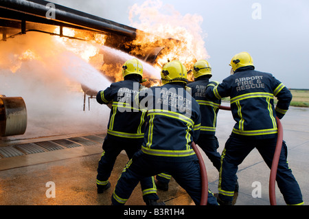 Les pompiers lutter contre un incendie sur la plate-forme de formation à l'Aéroport Robin Hood Doncaster Sheffield, Royaume-Uni Banque D'Images