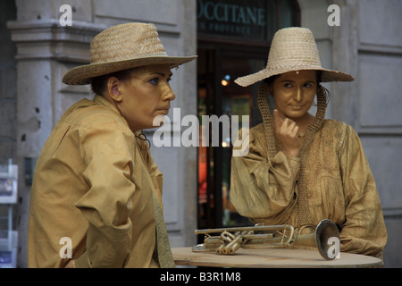 Les artistes de rue comme statues vivantes sur la place principale (Rynek Główny) à Cracovie, Pologne Banque D'Images