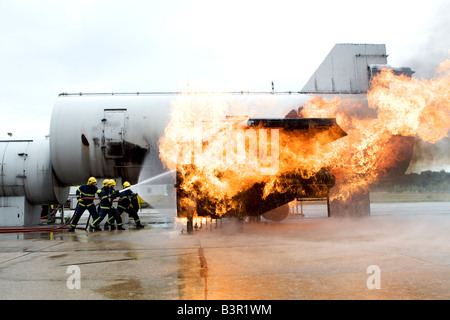 Les pompiers lutter contre un incendie sur la plate-forme de formation à l'Aéroport Robin Hood Doncaster Sheffield, Royaume-Uni Banque D'Images