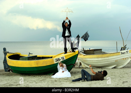 Couple de jeunes mariés ayant une séance photo sur une plage de la mer Baltique village Jantar Pologne Banque D'Images