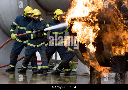 Les pompiers lutter contre un incendie sur la plate-forme de formation à l'Aéroport Robin Hood Doncaster Sheffield, Royaume-Uni Banque D'Images