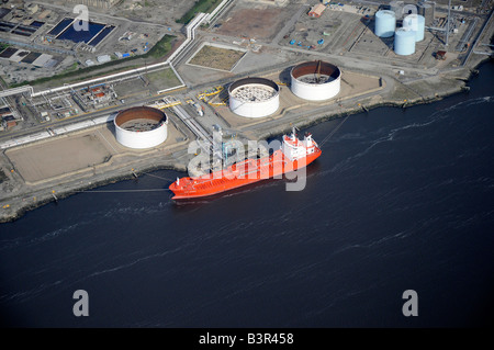 Déchargement de pétroliers sur la Rivière Tees, à partir de l'air, Teeside, le nord de l'Angleterre Banque D'Images