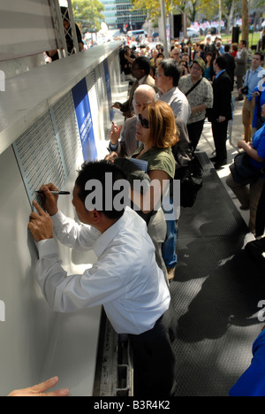 Les membres du public signer poutres en acier pour être utilisé dans la construction de la et Mémorial National du 11 septembre Museum de New York Banque D'Images