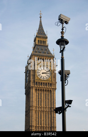 Big Ben avec mât de caméra en circuit fermé de la sécurité en premier plan Londres Banque D'Images