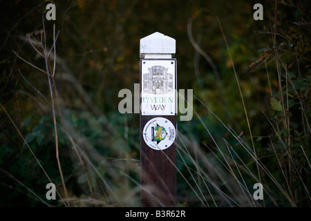 Signes sur un sentier public diriger les promeneurs à Lyveden New Bield Northamptonshire en Angleterre Banque D'Images