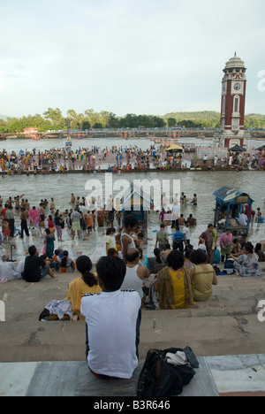 L'Inde Uttarakhand Haridwar pèlerins se baignant dans le Gange Banque D'Images