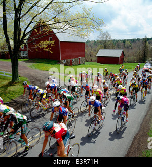 Vélo professionnel racers promenade dans les Monts Pocono, en Pennsylvanie rurale et dans trois autres états Banque D'Images