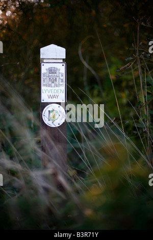 Signes sur un sentier public diriger les promeneurs à Lyveden New Bield Northamptonshire en Angleterre Banque D'Images