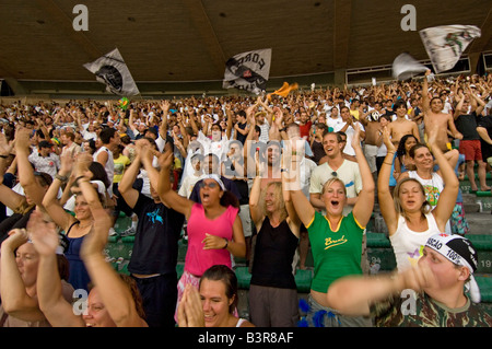 Les touristes locaux et encourager comme un but est marqué lors d'un match de football au stade Maracana à Rio entre Fluminense et Vasco. Banque D'Images