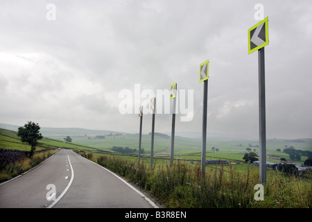 Un dangereux à gauche sur l'A623 près du village de forêt de pointe dans le Derbyshire Peak District UK Banque D'Images