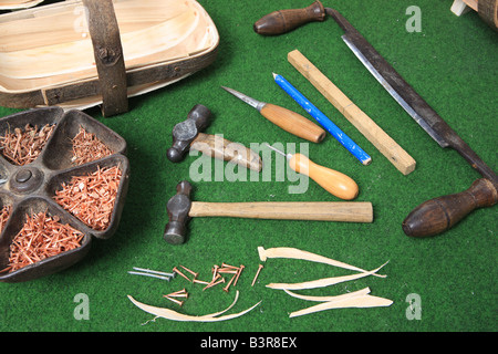 Carl Sadler faire Jardin Trugs dans son atelier à Malmesbury Wilts Banque D'Images