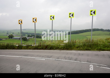 Un dangereux à gauche sur l'A623 près du village de forêt de pointe dans le Derbyshire Peak District UK Banque D'Images