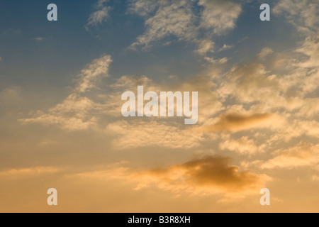 Coucher du soleil sur le ciel d'azur Banque D'Images