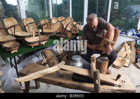 Carl Sadler faire Jardin Trugs dans son atelier à Malmesbury Wilts Banque D'Images