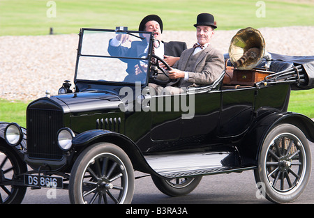 Laurel Hardy Regardez sosies dans un modèle T Ford Banque D'Images