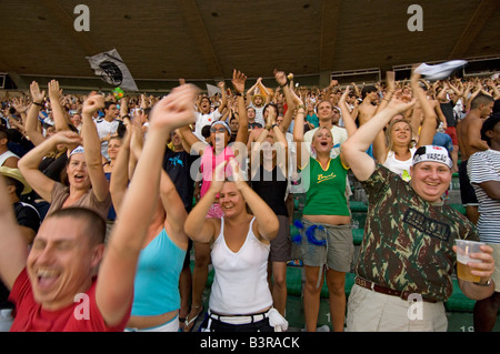 Les touristes locaux et encourager comme un but est marqué lors d'un match de football au stade Maracana à Rio entre Fluminense et Vasco. Banque D'Images
