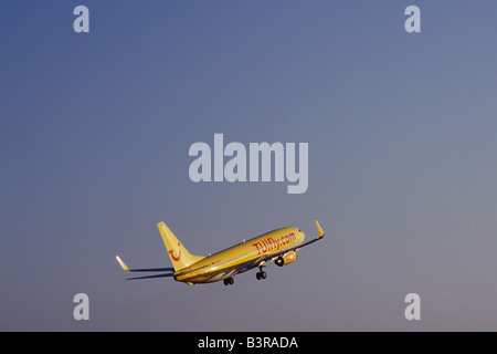 TUIfly Boeing 737-8K5(WL) Avions (Reg. D-AHFU ) au décollage de l'aéroport de Palma de Majorque, Iles Baléares, Espagne. Banque D'Images