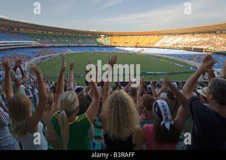 Les touristes locaux et encourager comme un but est marqué lors d'un match de football au stade Maracana à Rio entre Fluminense et Vasco. Banque D'Images