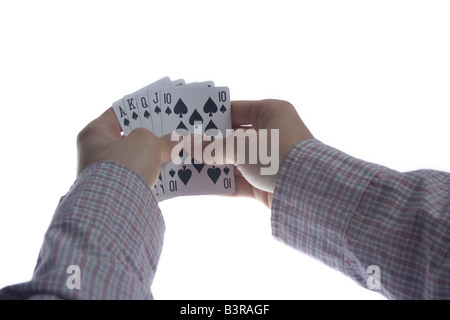 Man hands holding royal flush de pique sur fond blanc Banque D'Images